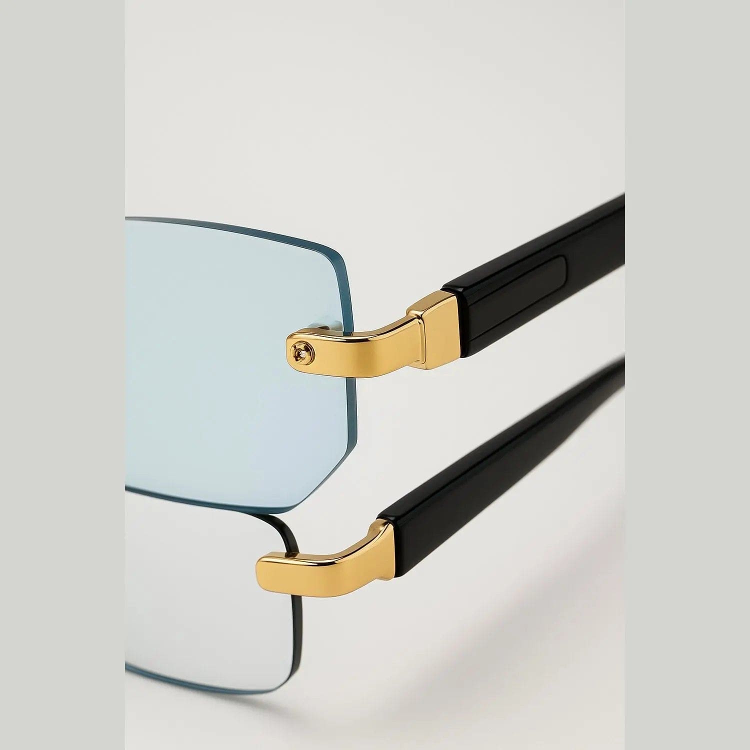VISQUE AURUM sunglasses close-up, showcasing retro design with metal and wood, UV400 lenses.